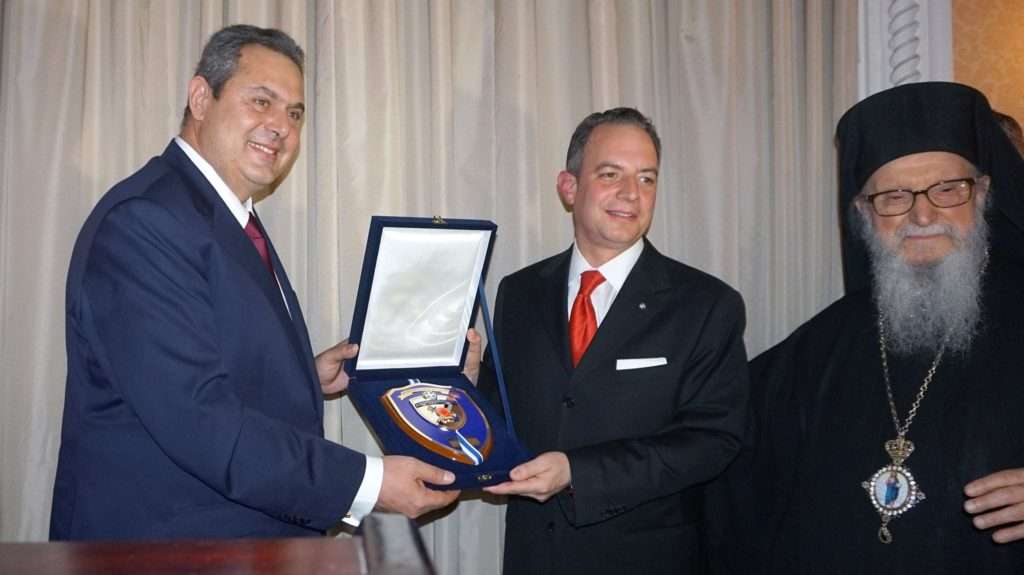 Δώρο αντίγραφο του Σπαθιού του Μεγάλου Αλεξάνδρου στον Πρόεδρο των ΗΠΑ Ν.Τράμπ από τον Π.Καμμένο (βίντεο)